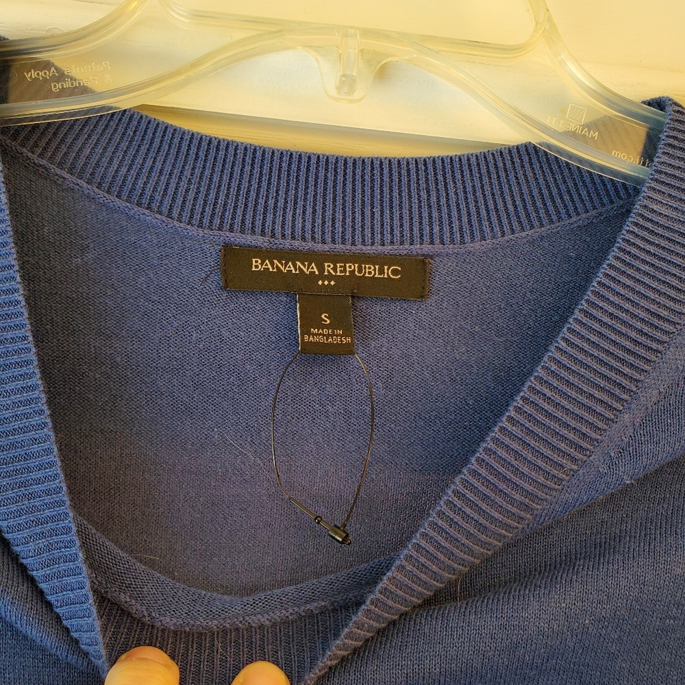 Banana Republic forever sweater, size small. Never worn.